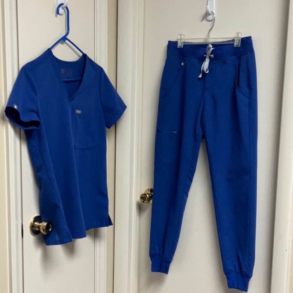 Figs Catarina scrub top & Zamora jogger pant XS